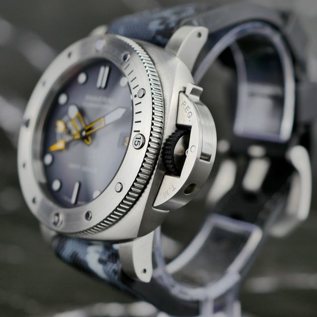 Panerai Submersible PAM01323 Image 2
